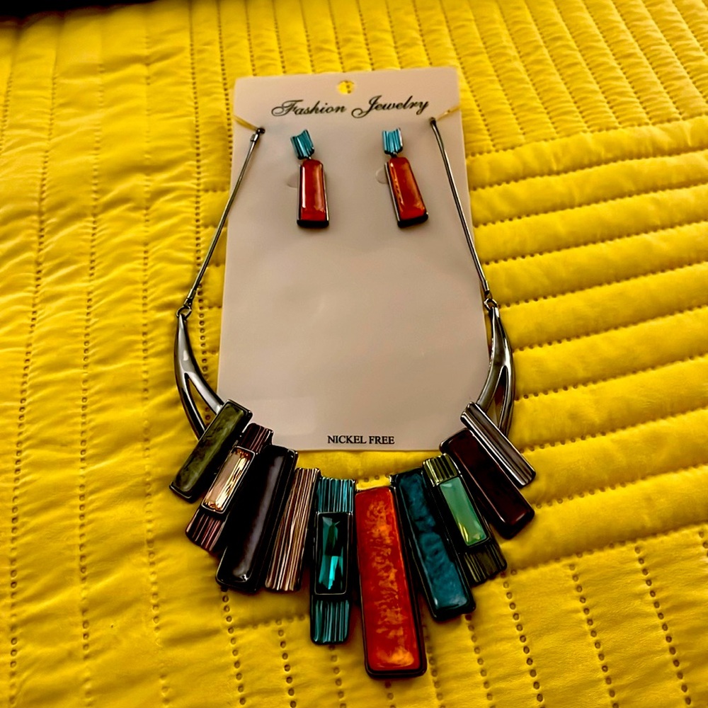 Necklace multi color buckle free NEW